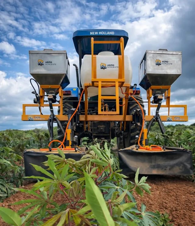 Cultivador Agronordeste de frente, com duas tremonhas de adubo e tanque, em lavoura de mandioca